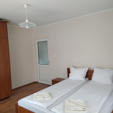 Апартаменти За Гости Бошнакови Dewin Exterior foto